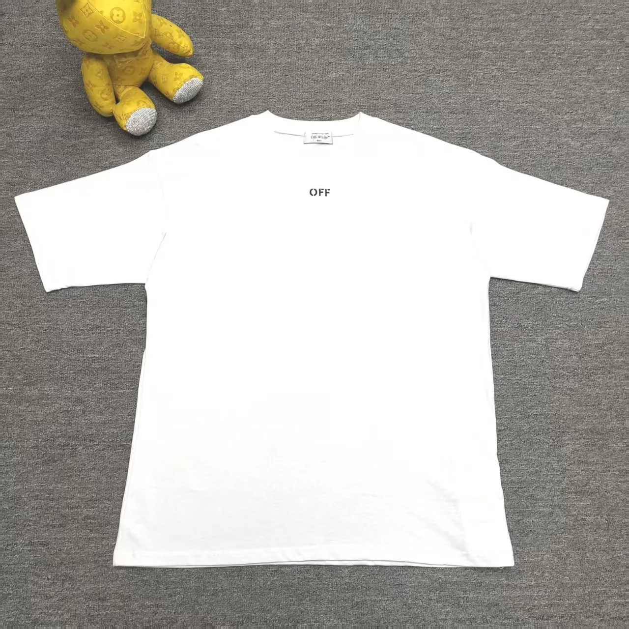 The top proven version OFF-WHI* 25SS new printed short-sleeves, loose fit, the same style for male and female couples stars. American designer Virgil Abloh founded the luxury street brand Off-White based on the pop culture of the younger generation. Walking between street culture and high-end fashion, contemporary elements are used to interpret youth culture, and fine workmanship is used to interpret trendy clothing. Photos, paintings and eye-catching graphic printing are all sources of inspiration for the designer. 32 counts of 260g double yarn pure cotton fabric, the printing uses Kornit digital direct injection technology, and the picture is clear. The white glue base ensures the firmness of the printing, and machine washing is stress-free - 1:1 original mold opening, ZP development, perfectly restored to the original version, produced by a large factory, not produced by a small factory on the market, fine wiring, top-notch craftsmanship, welcome to compare - A full set of customized accessories for collar labels, hang tags, and wash water labels - Exclusive logo packaging - No matter age, body shape or gender, it is very suitable for both men and women. All details are real photos, buy with confidence. Color: White Size: S-XL P;120